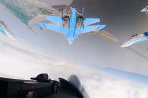 Video ‘Hiệp sĩ Nga’ nhào lộn với Su-35S trên bầu trời Kronstadt