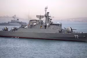 Tàu khu trục Alborz của Hải quân Iran.