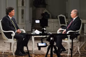 Nhà báo Mỹ Tucker Carlson và Tổng thống Nga Vladimir Putin.