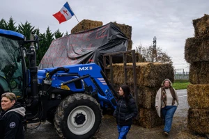 Nông dân Pháp chặn đường dẫn tới nhà máy điện hạt nhân Golfech gần Toulouse. (Ảnh: AFP/Ed Jones)