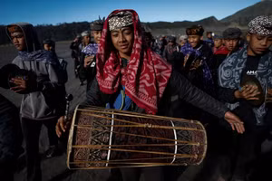 Chùm ảnh người Tenggerese ném lễ vật vào núi lửa để cầu mưa cứu mùa màng