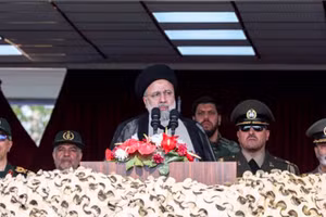 Tổng thống Iran Raisi tại một buổi lễ ở Tehran nhân dịp Ngày Quân đội Quốc gia. 