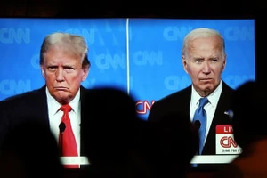 Mọi người theo dõi cuộc tranh luận giữa ông Trump và ông Biden tại bữa tiệc theo dõi tranh luận, được tổ chức tại The Continental Club vào ngày 27/6 ở Los Angeles. Ảnh: Mario Tama / Getty Images / AFP