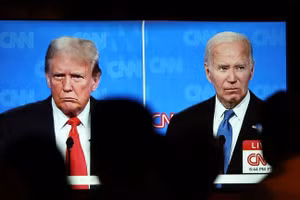 Mọi người theo dõi cuộc tranh luận giữa ông Trump và ông Biden tại bữa tiệc theo dõi tranh luận, được tổ chức tại The Continental Club vào ngày 27/6 ở Los Angeles. Ảnh: Mario Tama / Getty Images / AFP