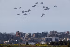 Hình ảnh hàng viện trợ rơi xuống Gaza