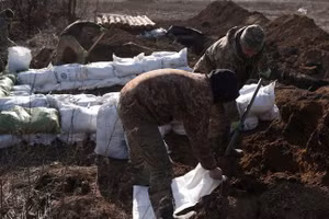 Quân nhân Ukraine xây dựng công sự gần Avdeevka ở vùng Donetsk, ngày 17/2. (Ảnh: Anatolii STEPANOV/AFP
