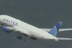 Boeing 777 bị rơi lốp