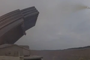 Video hệ thống phóng loạt Grad hoạt động dọc sông Dnepr 