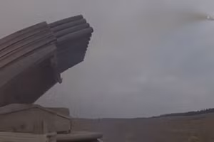 Video hệ thống phóng loạt Grad hoạt động dọc sông Dnepr 