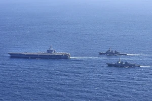 Tàu sân bay USS Carl Vinson (trái) đi cùng tàu khu trục Aegis King Sejong Đại đế của Hải quân Hàn Quốc và tàu khu trục Aegis Kongou của Lực lượng phòng vệ hàng hải Nhật Bản tập trận chung. (Ảnh do Tham mưu trưởng liên quân Hàn Quốc cung cấp)