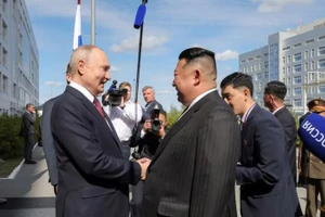 Nhà lãnh đạo Triều Tiên Kim Jong Un với Tổng thống Nga Vladimir Putin tại Sân bay vũ trụ Vostochny ở Nga ngày 13/9/2023. (Ảnh: KCNA qua Reuters)