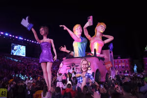 Chùm ảnh lễ hội hóa trang lung linh tại Pháp