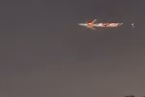 Video máy bay 400 triệu USD cháy khi mới cất cánh