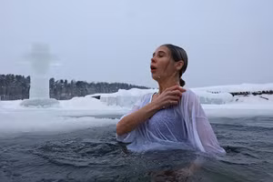 Chùm ảnh lạnh tê tái trong lễ Hiển linh của Cơ đốc giáo