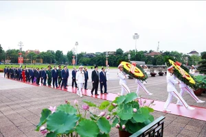 Đoàn đại biểu lãnh đạo, nguyên lãnh đạo Đảng, Nhà nước đặt vòng hoa và vào Lăng viếng Chủ tịch Hồ Chí Minh. Ảnh: Dương Giang/TTXVN.