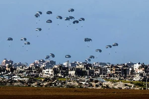 Thả hàng viện trợ xuống Gaza.