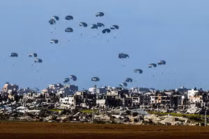 Thả hàng viện trợ xuống Gaza.