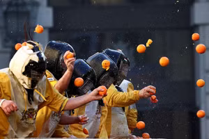 Chùm ảnh tái hiện trận chiến thời Trung cổ với 1.000 tấn cam