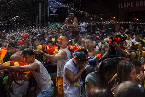 Chùm ảnh lễ hội té nước Songkran của Thái Lan 'xua tan vận rủi' 