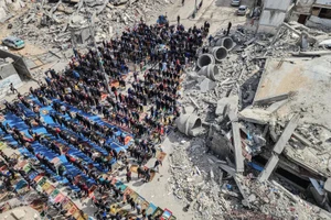 Người Palestine tham dự buổi cầu nguyện vào trưa 1/3 trước đống đổ nát của nhà thờ Hồi giáo al-Faruq, bị phá hủy trong cuộc đình công của Israel ở Rafah, phía nam Dải Gaza (Ảnh: Said Khatib/AFP)