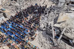 Người Palestine tham dự buổi cầu nguyện vào trưa 1/3 trước đống đổ nát của nhà thờ Hồi giáo al-Faruq, bị phá hủy trong cuộc đình công của Israel ở Rafah, phía nam Dải Gaza (Ảnh: Said Khatib/AFP)