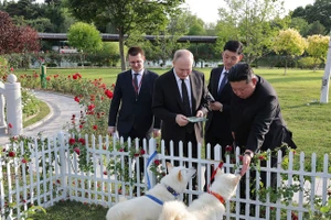 Nhà lãnh đạo Triều Tiên Kim Jong-un tặng Tổng thống Nga Vladimir Putin một cặp chó trong khu vườn của Nhà khách Quốc gia Kumsusan ngày 19/6. Ảnh: AFP