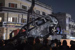 Chiếc xe bị trúng đòn tấn công bằng UAV của Mỹ, được cho là đã làm chết thủ lĩnh của Kataib Hezbollah ở Baghdad, Iraq vào ngày 7/2/2024. (Ảnh: MURTAJA LATEEF / AFP)