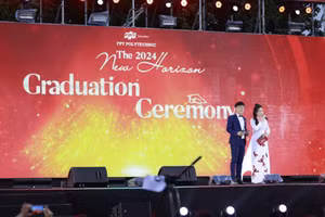 Lễ tốt nghiệp được tổ chức tại sân vận động với quy mô lớn, dàn âm thanh ánh sáng “khủng”. (Ảnh: BTC) 