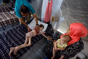 Hình ảnh trẻ em Palestine vật vã trong đói khát