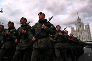 Quân nhân Nga tham dự buổi diễn tập duyệt binh Ngày Chiến thắng ở Moscow, Nga, ngày 4/5/2023. (Ảnh: AFP / Natalia Kolesnikova)