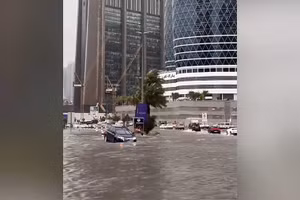 Ngập lụt trên đường phố Dubai