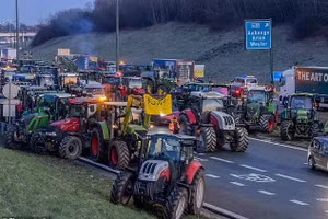 Chùm ảnh máy kéo ùn ùn đổ bộ thủ đô Pháp 