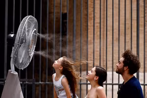 Hình ảnh nắng nóng cực độ thiêu đốt ở khắp 4 châu lục