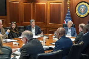 Tổng thống Joe Biden cùng các thành viên của nhóm An ninh Quốc gia liên quan đến các cuộc tấn công tên lửa đang diễn ra vào Israel từ Iran, ngày 13/4. (Ảnh: Adam Schultz/Nhà Trắng qua AP)