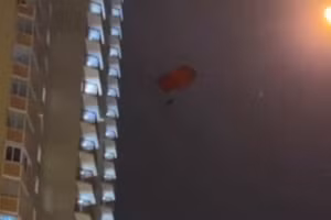 Video người nhảy dù từ tòa nhà cao tầng bị cảnh sát truy nã