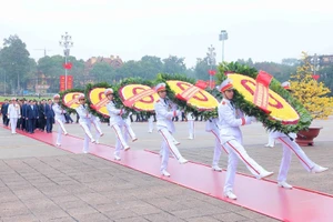 Các lãnh đạo, nguyên lãnh đạo Đảng, Nhà nước đến đặt vòng hoa và vào Lăng viếng Chủ tịch Hồ Chí Minh. (Ảnh: An Đăng/TTXVN). 