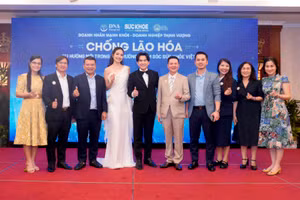BS Phan Thanh Hào, Chủ tịch DNA và Phó TGĐ Crystal Bay Tourism Group Dzung Tran, TGĐ Crystal Bay Card Nguyễn Đỗ Thành Công và Hoa hậu MC Ninh Hoàng Ngân, ca sĩ Đan Trường trong buổi lễ. 