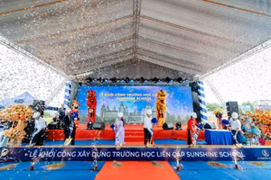 Đại diện Tập đoàn Sunshine, Sunshine School, đơn vị triển khai thi công SCG và đại diện chính quyền địa phương cùng thực hiện nghi thức khởi công trường liên cấp Sunshine School. 