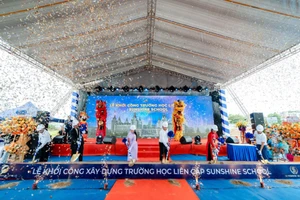 Đại diện Tập đoàn Sunshine, Sunshine School, đơn vị triển khai thi công SCG và đại diện chính quyền địa phương cùng thực hiện nghi thức khởi công trường liên cấp Sunshine School. 