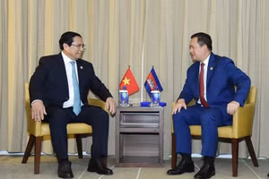 Thủ tướng Phạm Minh Chính gặp Thủ tướng Campuchia Hun Manet. (Ảnh: Dương Giang/TTXVN) 