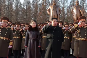 Trang phục tương đồng giữa ông Kim Jong un và con gái nói lên điều gì?