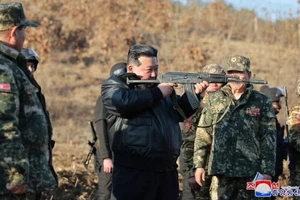 Ông Kim Jong Un thị sát quá trình huấn luyện của quân đội Triều Tiên.