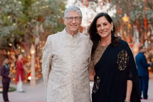 Tỷ phú Bill Gates bạn gái Paula Hurd tại Ấn Độ. (Ảnh: Reuters)