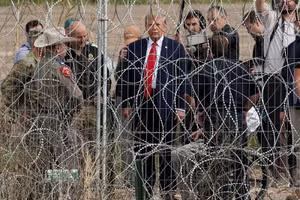 Chùm ảnh Tổng thống Biden và ông Trump thăm biên giới phía Nam Hoa Kỳ