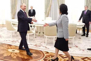Tổng thống Nga Vladimir Putin và Ngoại trưởng Triều Tiên Choe Son-hui, ngày 16/1. (Ảnh: TASS)