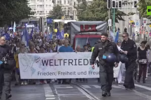 Video hàng trăm người xuống đường phản đối viện trợ Ukraine