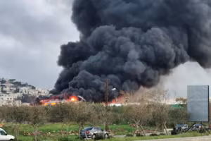 Khói bốc lên từ một địa điểm bị không kích gần thị trấn Ghaziyeh trên bờ biển Lebanon (Ảnh: [Hassan Hankir / Reuters).