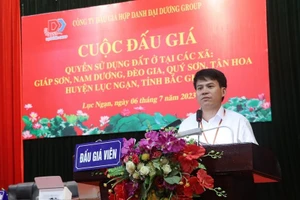 Một buổi đấu giá do Công ty đấu giá hợp danh Đại dương Group tổ chức. Ảnh: lucngan.bacgiang.gov.vn