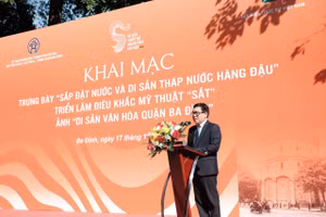 Ông Đỗ Đình Hồng - Giám đốc Sở Văn hóa và Thể thao Hà Nội phát biểu khai mạc triển lãm. 