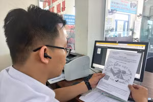 Người dân truy cập https://giahanxcg.vr.org.vn hoặc trên app TTDK và tự tải file giấy xác nhận gia hạn đăng kiểm.